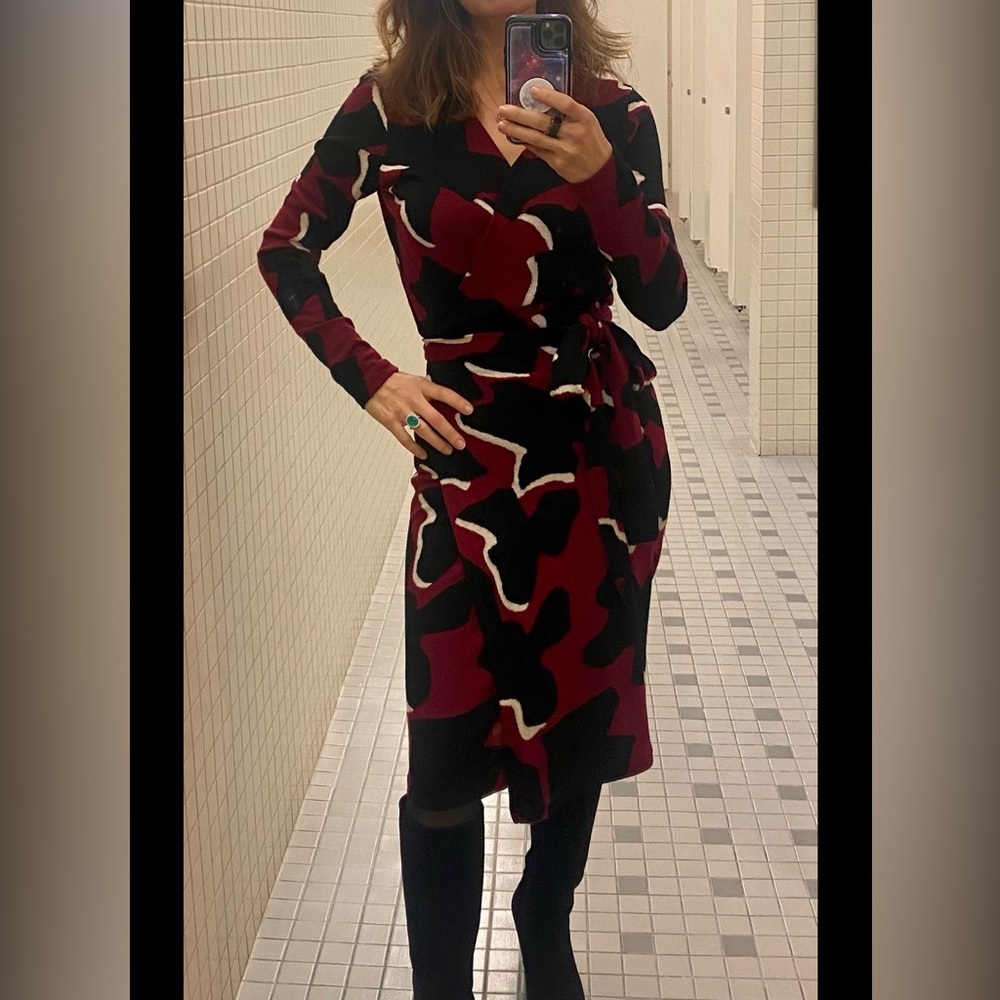 DVF Burgundy and Black Long Sleeve Wrap Dress V-Neck size S/XS EUC - Picture 12 of 12